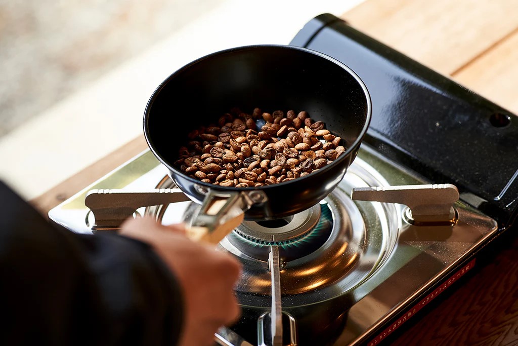 古民家カフェでコーヒー豆の焙煎体験の後、煎りたての豆を挽いて試飲!「スペシャルティコーヒー」と呼ばれる豆本来の風味豊かな高品質コーヒーと共にゆっくり自分時間を楽しむ