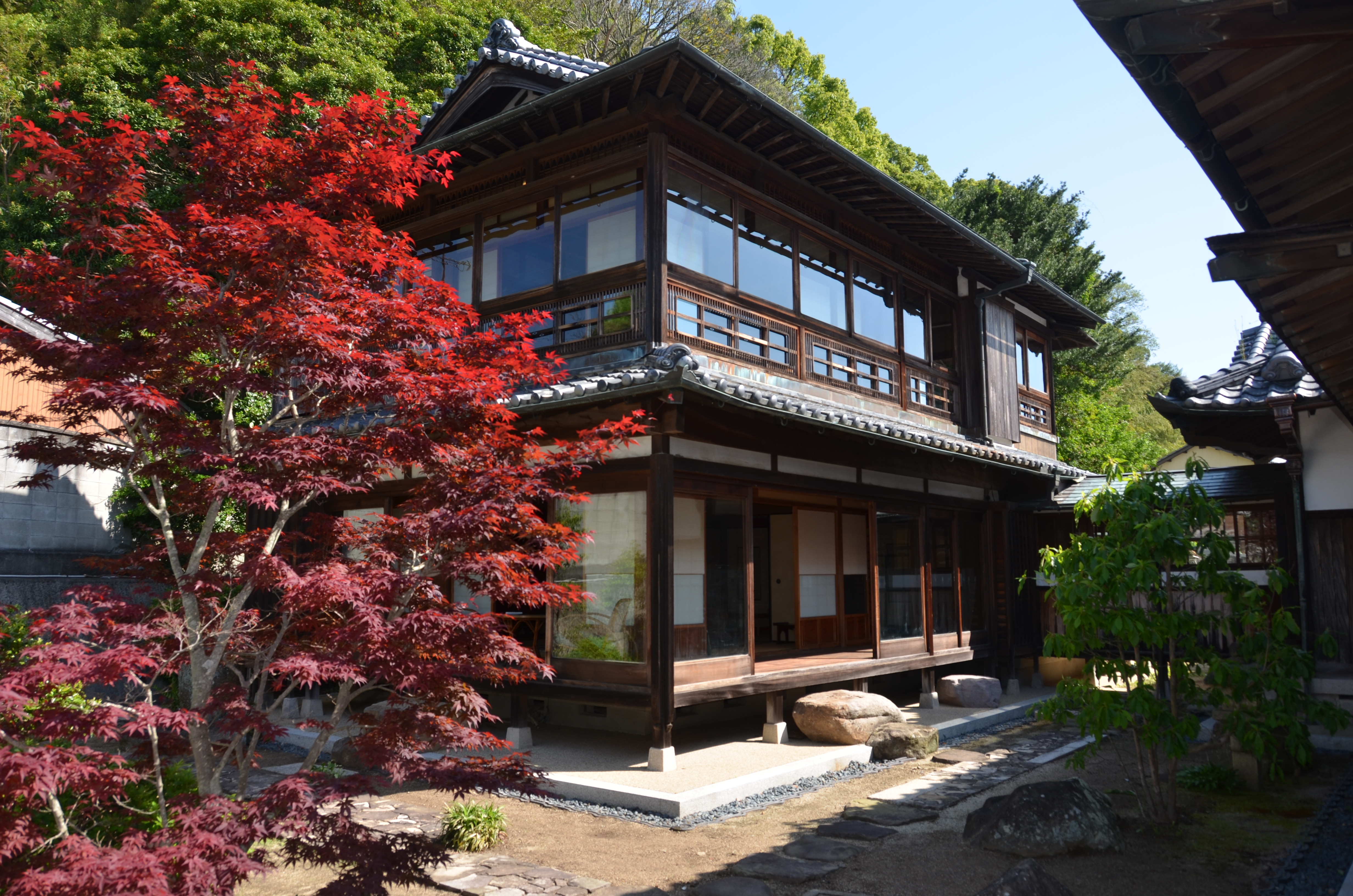 【国登録有形文化財】風水の力が宿る優雅な和風建築『春陽荘』。広大な敷地に佇む8棟で構成される和風建築群と重厚な近代建築が織り成す調和のとれた趣ある貴重な歴史文化的空間に酔いしれる